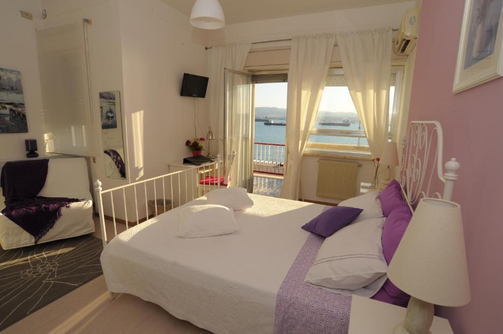 奥古斯塔奥古斯塔海岸芬妮斯塔港住宿加早餐旅馆的一间卧室设有一张大床和一个窗户。