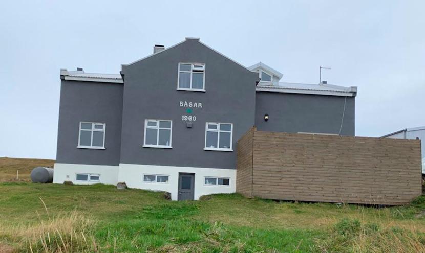 Grímsey博萨旅馆的一座灰色的建筑,上面写着奔佐斯·霍普的话
