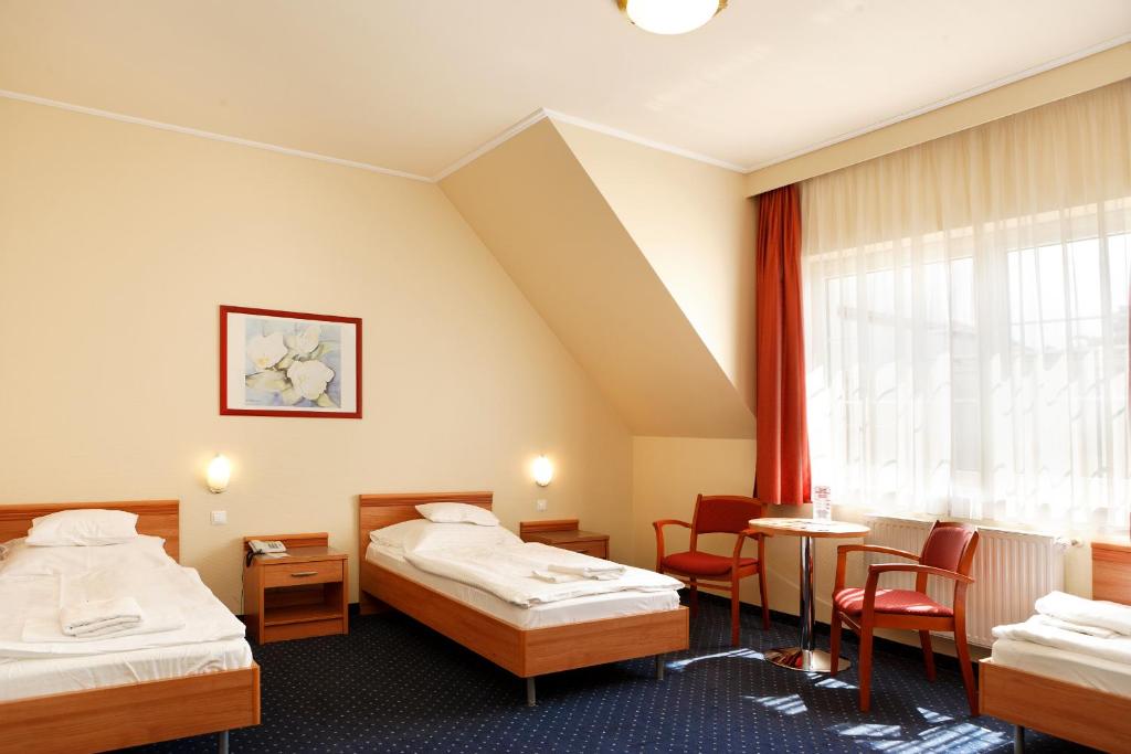 海吉什豪洛姆辣椒酒店 的酒店客房设有两张床和窗户。