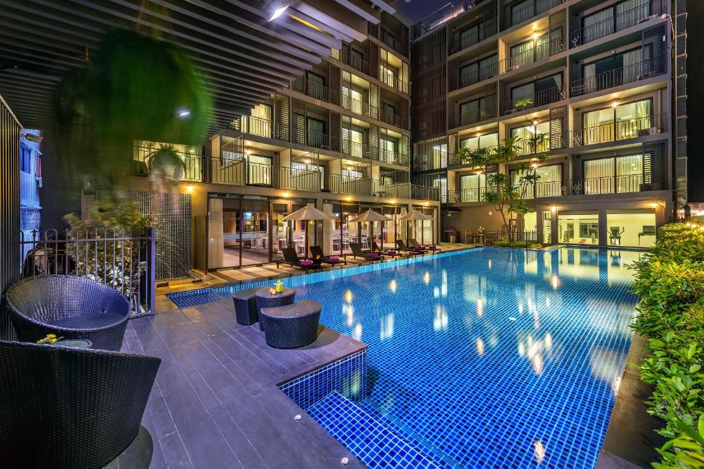 PLAAI Prime Hotel Rayong SHA Extra Plus内部或周边的泳池