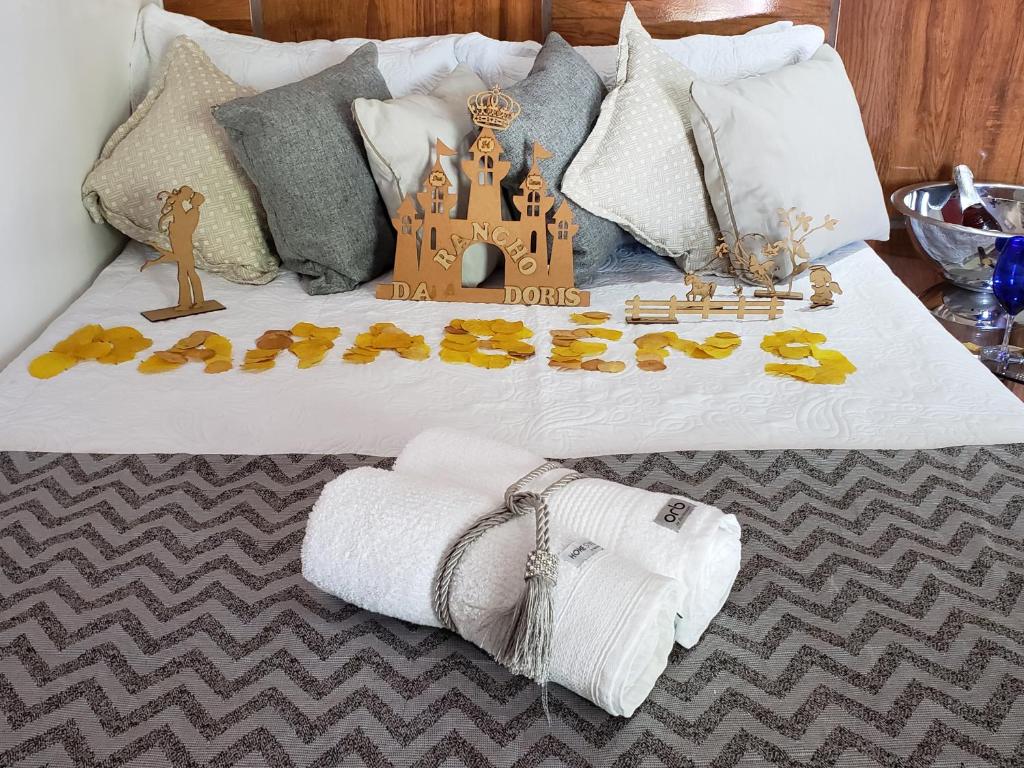 拉巴拉德纳圣米格尔Rancho da Doris的一张带城堡的床和毛巾