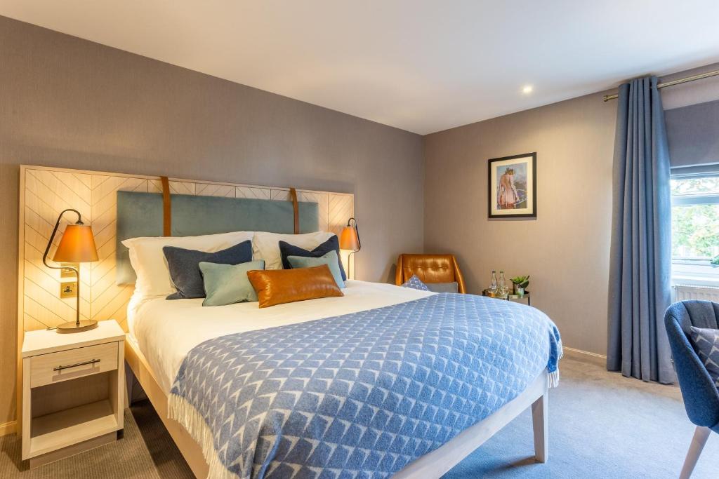 阿伯丁棕榈阁酒店的一间卧室配有一张带蓝色棉被的床