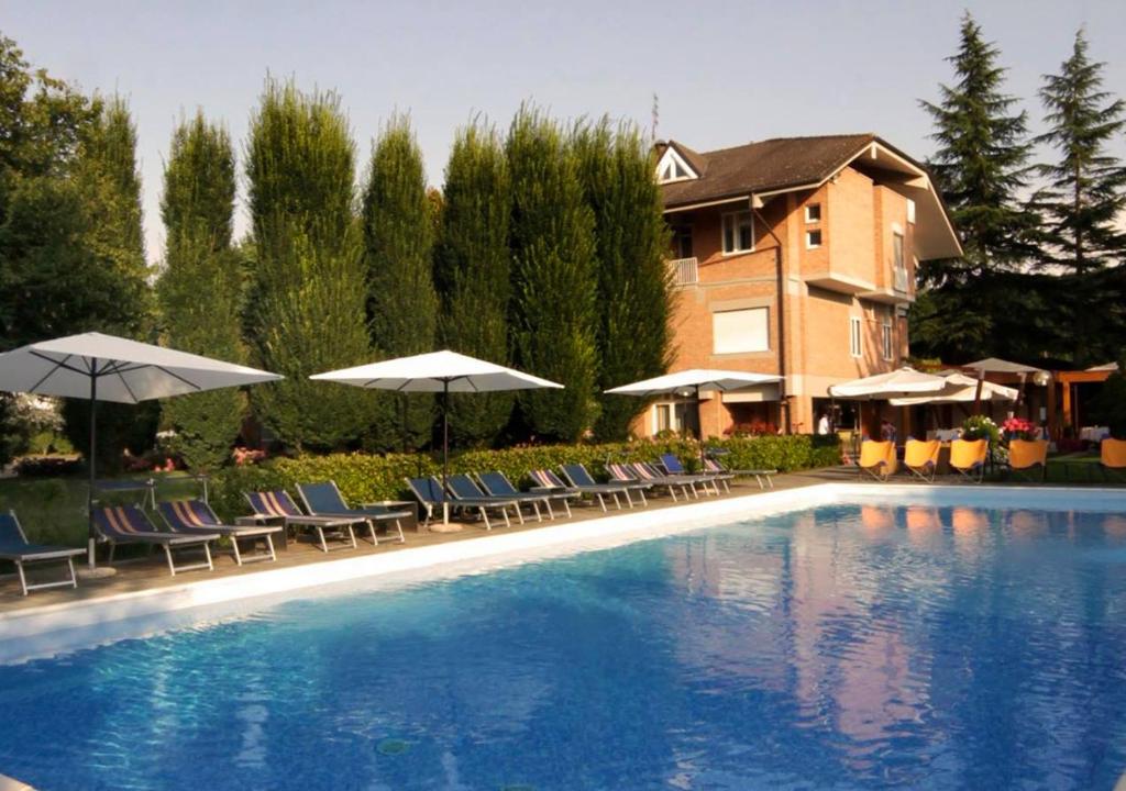 阿斯蒂卡斯宜纳勒恩奥沃酒店的一个带椅子和遮阳伞的大型游泳池