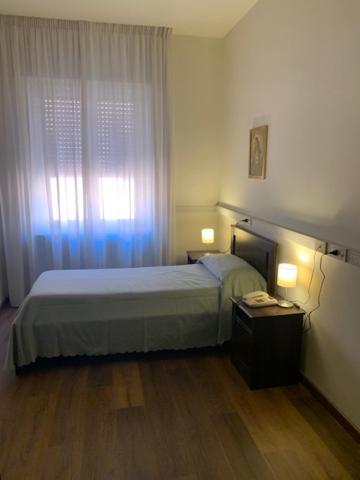 罗马Casa per Ferie Suore Domenicane的一间卧室设有一张床和一个窗口