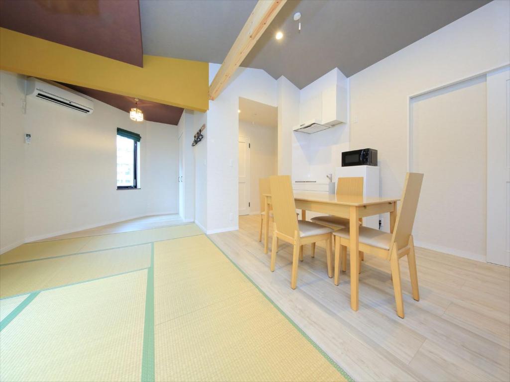 东京东京古都浅草4公寓的一间带桌椅的用餐室