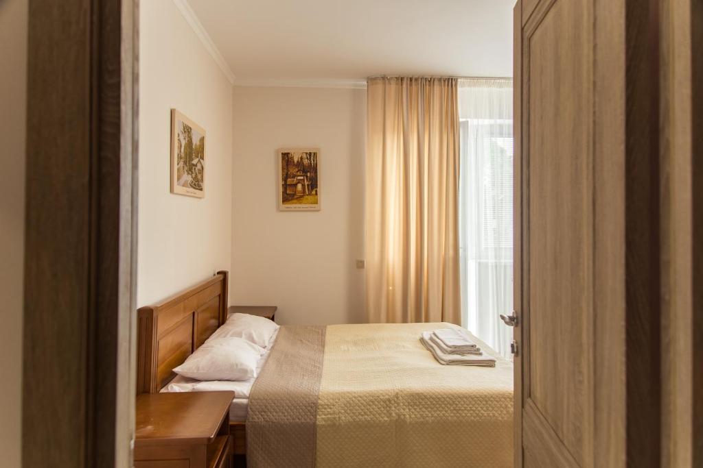 特鲁斯卡韦茨Villa ZHANNA Central park的一间小卧室,配有床和窗户