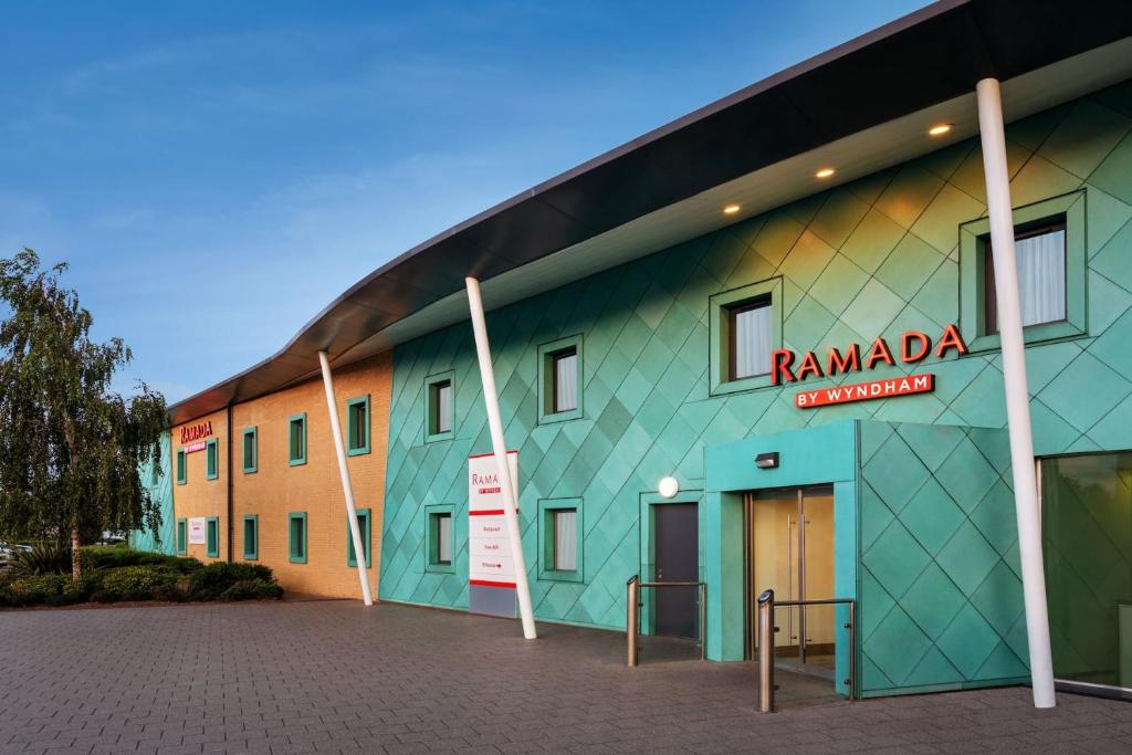 科巴姆Ramada by Wyndham Cobham的带有读书标牌的建筑物