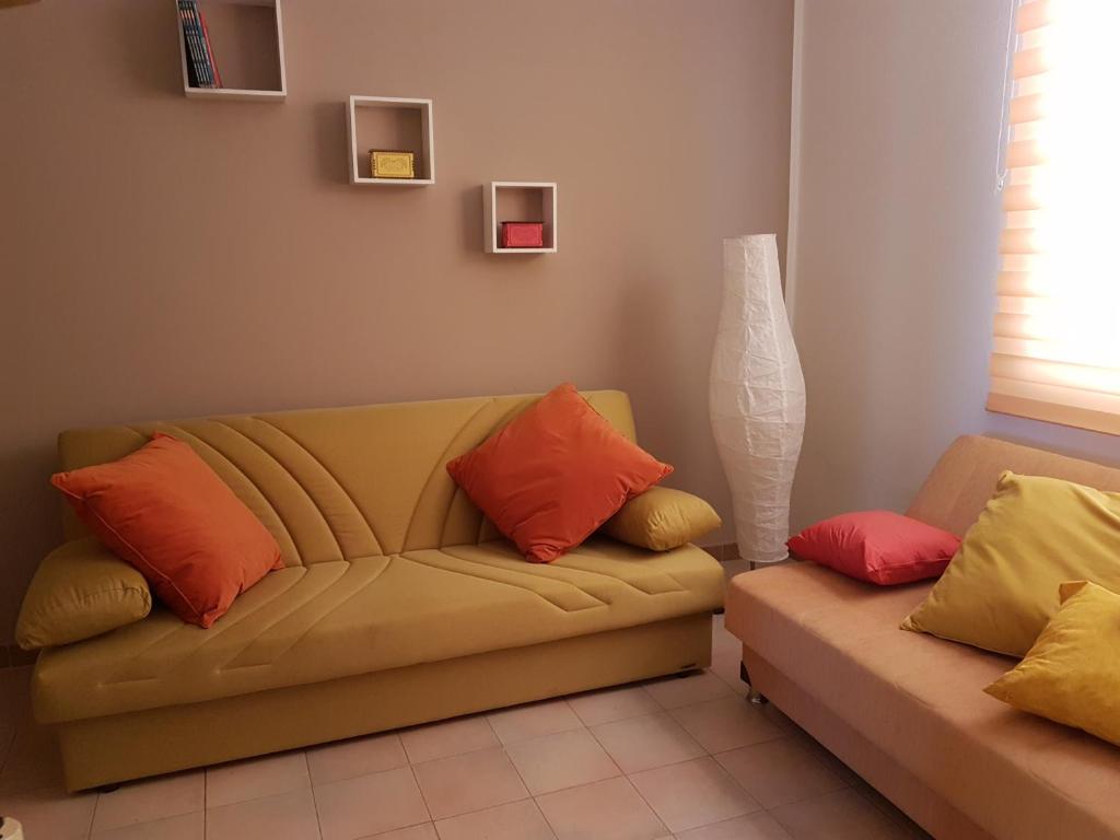 托里格兰德The Yellow House IUN P3446的带沙发和花瓶的客厅