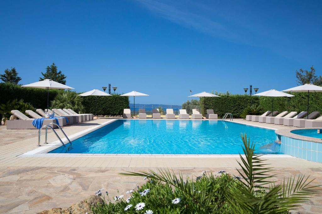 圣阿纳阿雷西Lu' Hotel Porto Pino的度假村的游泳池配有椅子和遮阳伞
