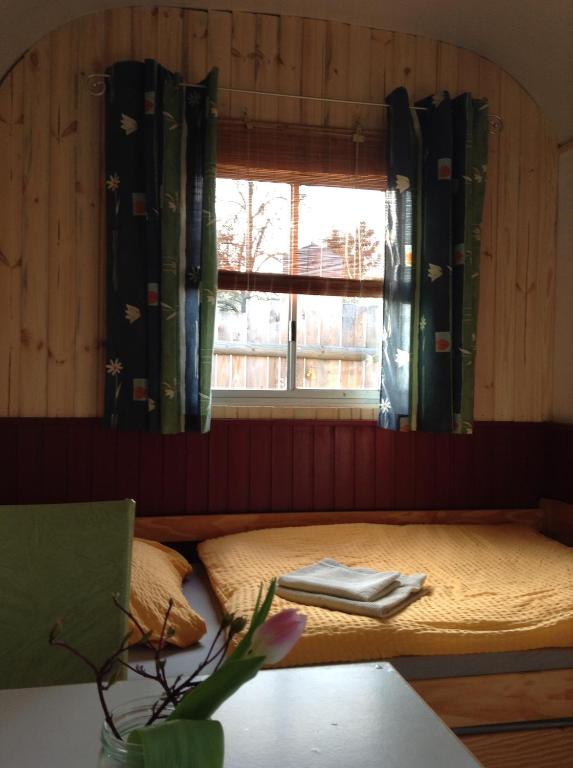 拉德博伊尔Bauwagen Villa Frederik的窗户和桌子的房间的一张床位