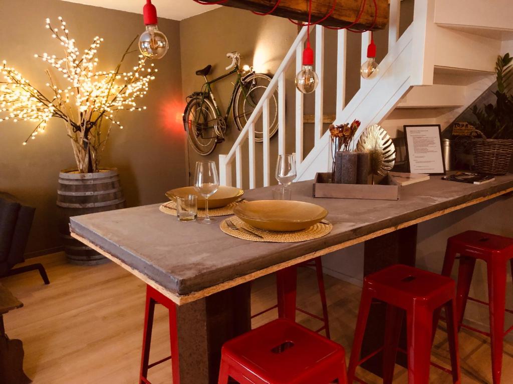 SpaubeekWieler Wellness Huuske的楼梯间里一张桌子和红色凳子