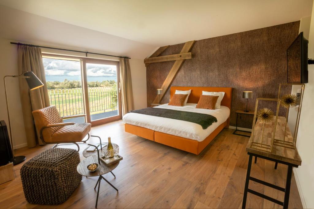 Roesbrugge-HaringeOversteekhof的一间卧室设有一张床和一个大窗户