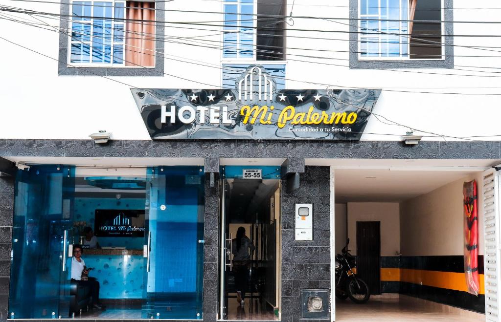 布卡拉曼加Hotel Mi Palermo的上面有标志的酒店入口