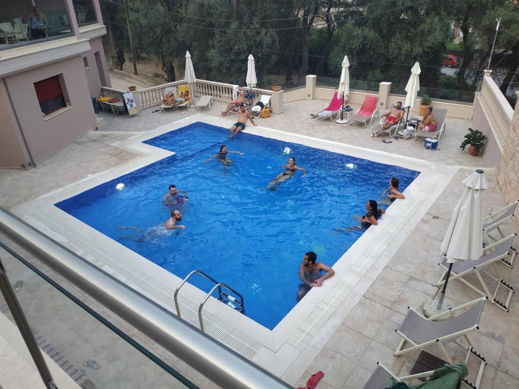 帕尔加米开朗基罗旅馆的一群人在游泳池里
