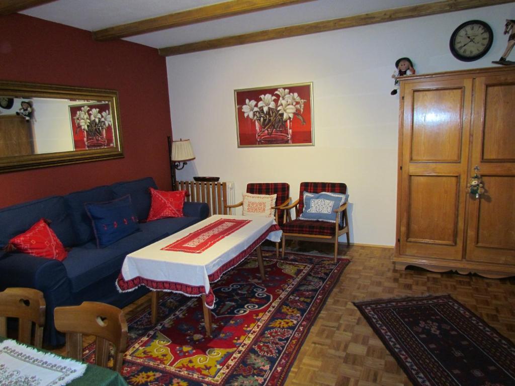 蒂罗尔-泽费尔德Apartment Sophia的客厅配有蓝色的沙发和桌子