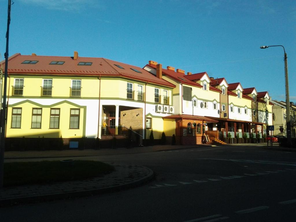 塞伊内Hotel Skarpa的城市街道上的一排建筑物