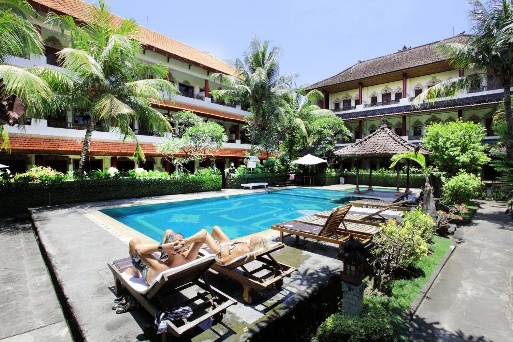 库塔巴昆沙丽度假Spa酒店的游泳池的图片