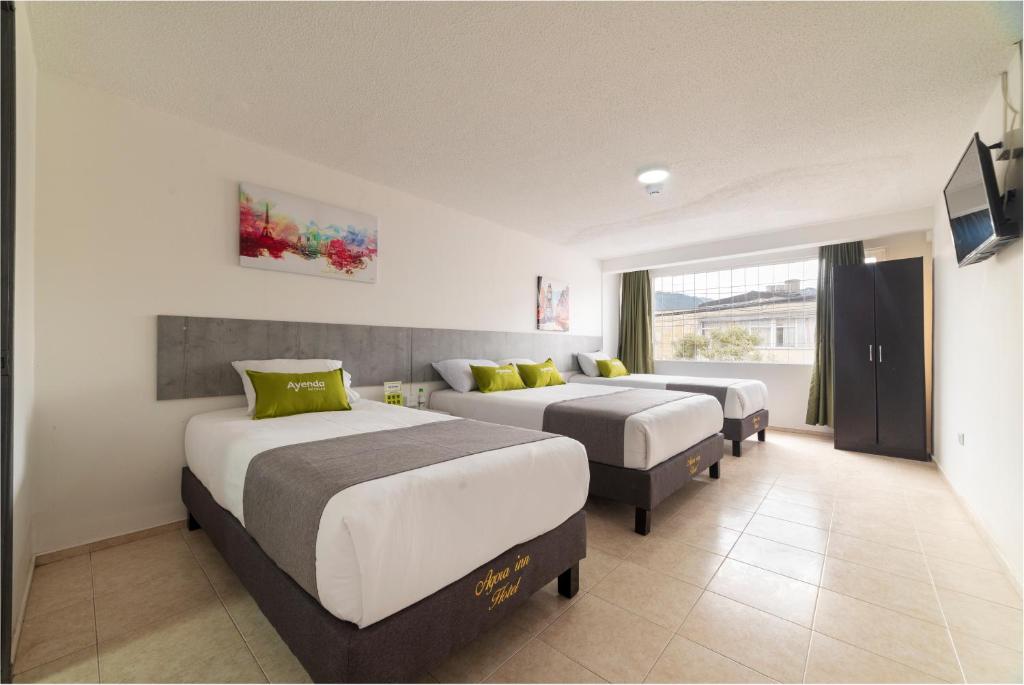 波哥大Ayenda 1055 Agora INN Corferias的酒店客房设有两张床和电视。