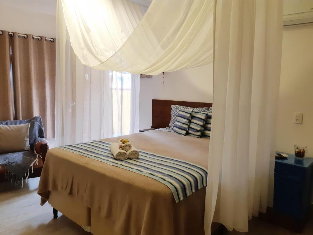 邦比尼亚斯Pousada Canto do Pescador的一间卧室,配有一张带两个泰迪熊的床