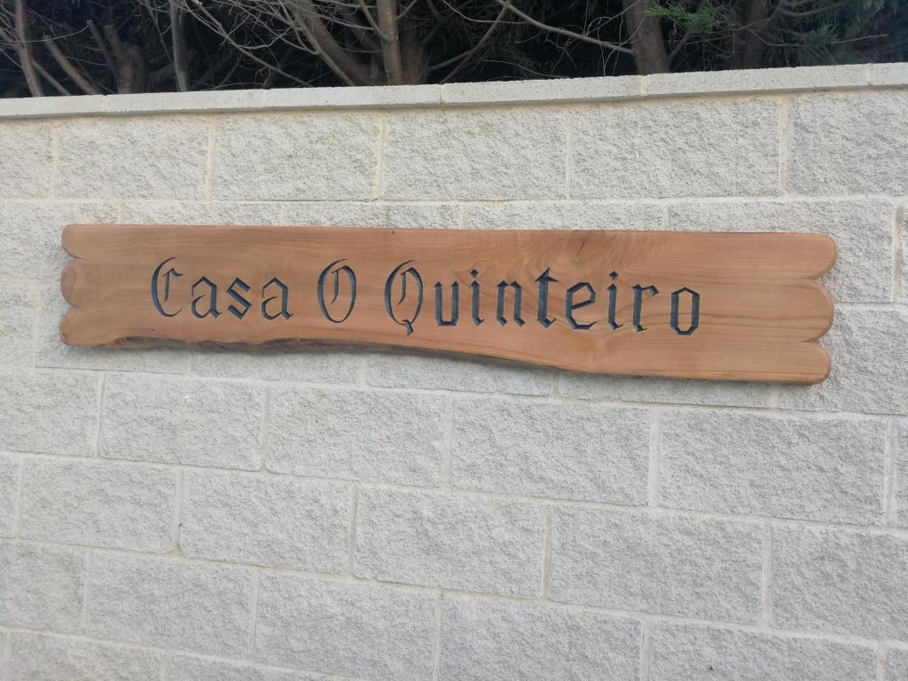 VimianzoCASA O QUINTEIRO的砖墙上读卡萨或五分之一的标志