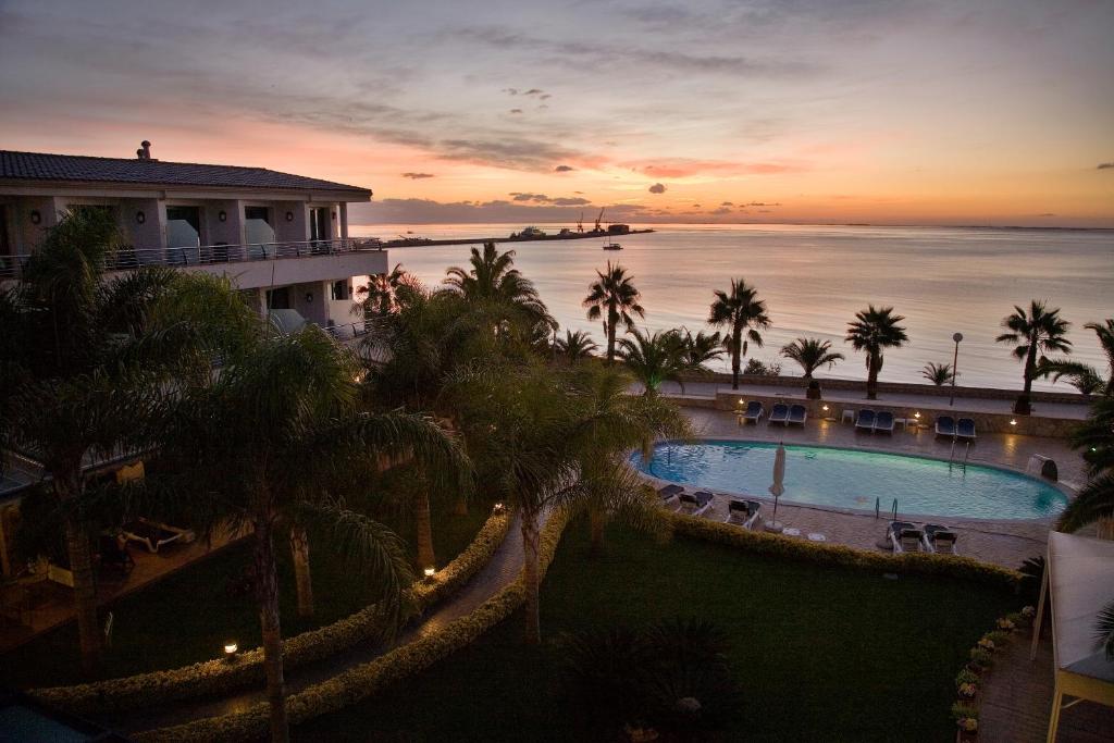 圣卡洛斯拉腊皮塔迈阿密玛尔酒店的享有带游泳池和海洋的度假村的空中景致