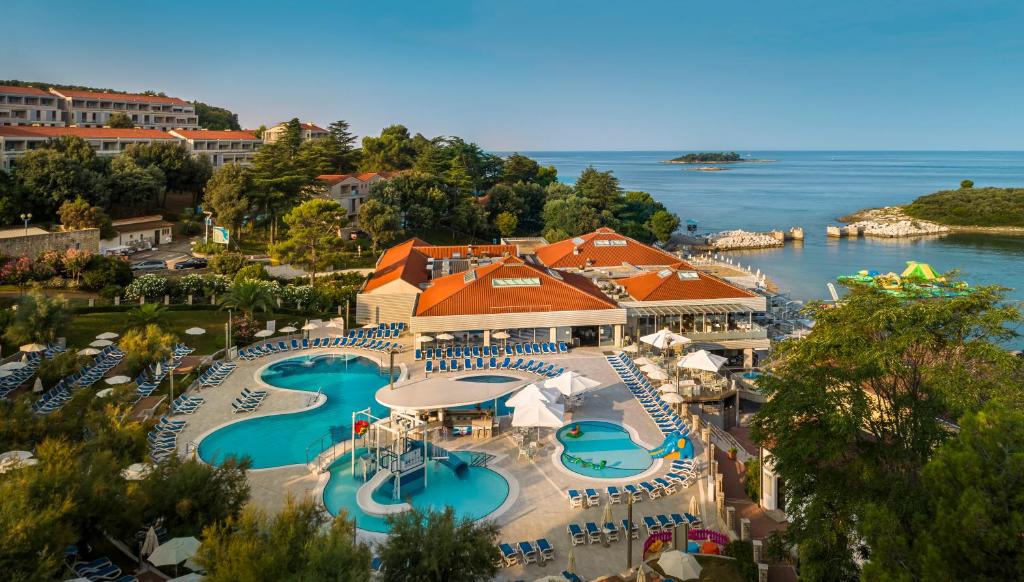 弗尔萨尔Maistra Select Belvedere Resort的享有带游泳池的度假村的空中景致
