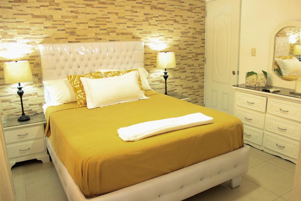 苏莎亚Fully Equipped New 3br Apt–dt–2mins To The Beach的卧室配有一张带黄色床单和枕头的大床。