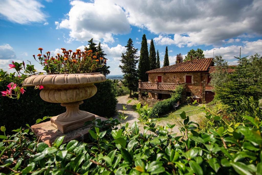 卡斯蒂廖恩菲奥伦蒂诺Casale Il Trecento的花园中种满鲜花的石鸟浴