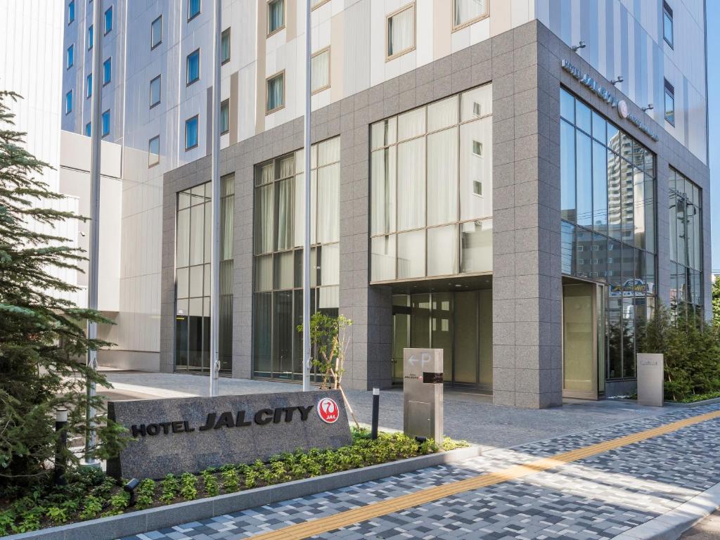 札幌Hotel JAL City Sapporo Nakajima Park的前面有标志的建筑