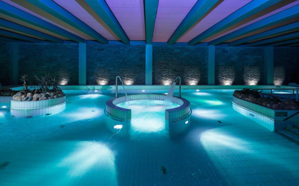 易拉斯加威拉普兰萨迦酒店的一座带两个热水浴池的游泳池