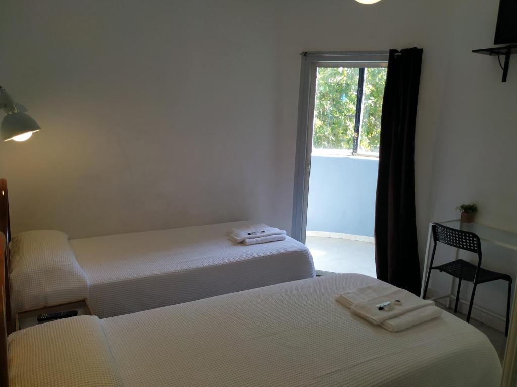 马德里马德里阿比拖姆旅舍的带窗户的客房内的两张床