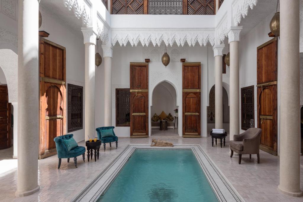 马拉喀什Riad Spice by Marrakech Riad的一间大房间,房子里设有游泳池