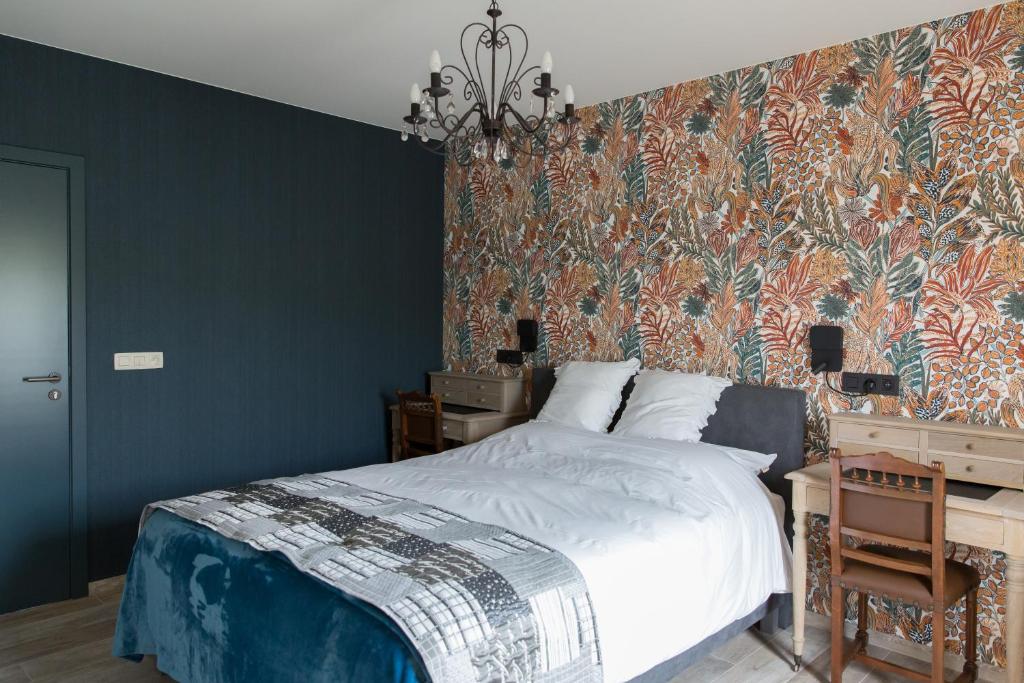 蒂尔特Abeellogies的一间卧室配有床和壁纸覆盖的墙壁