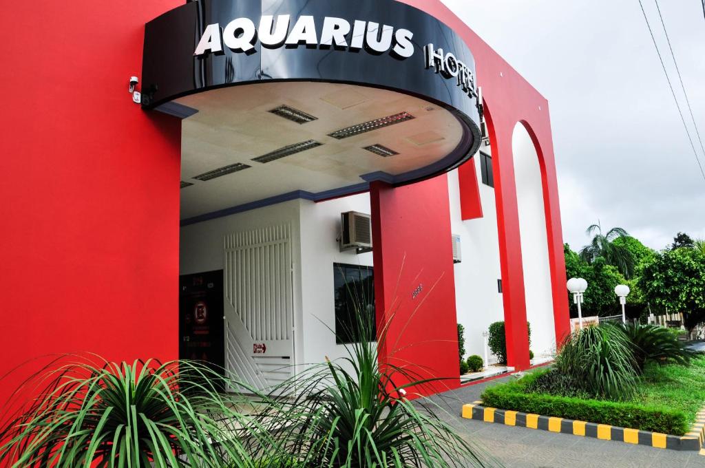 AriquemesAquarius Hotel Aquarius的一座红色和白色的建筑,上面有标志