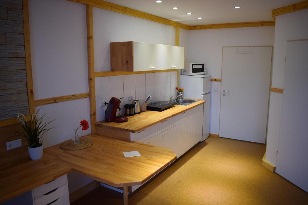 Apartmenthaus Erlenbach的厨房或小厨房