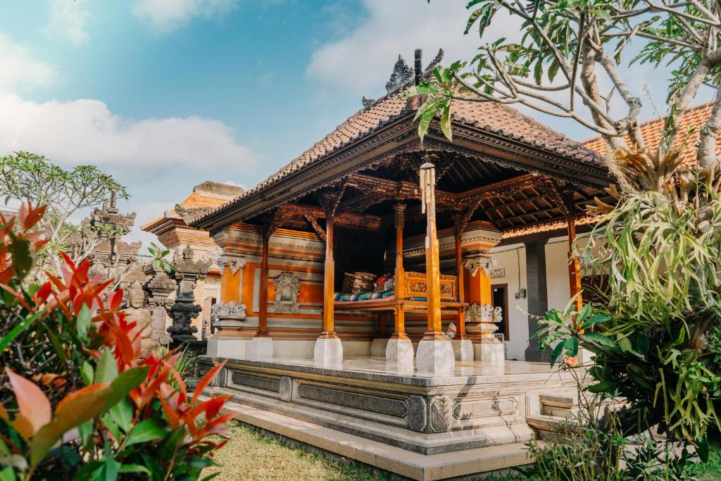 乌布Rahayu Guest House Ubud的度假村花园中的寺庙