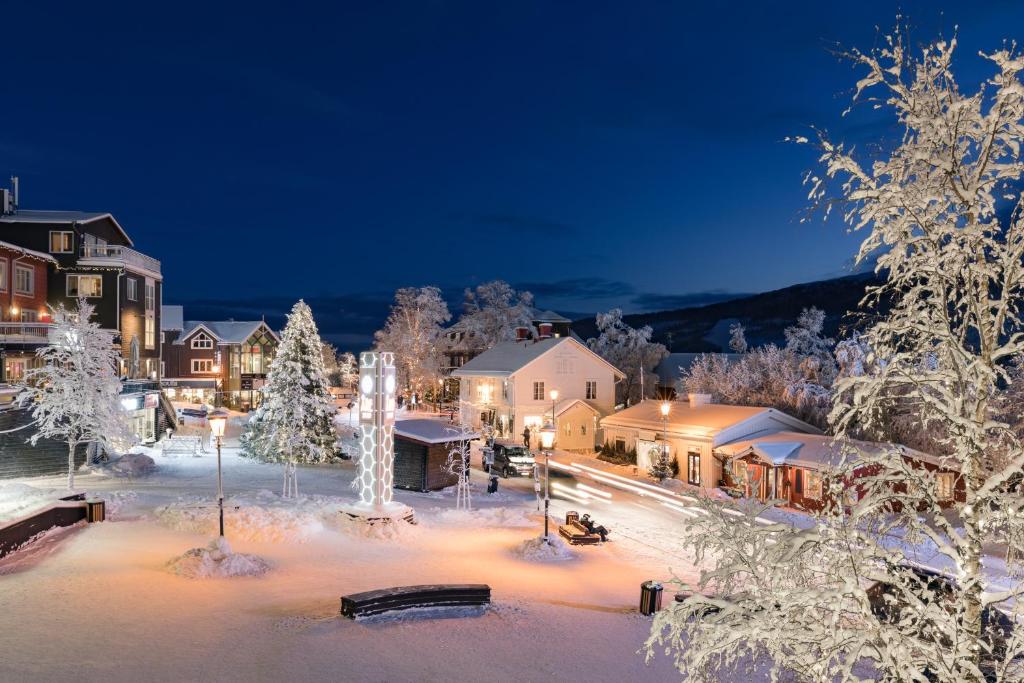 奥勒Åre Torg Hotell的被雪覆盖的小镇