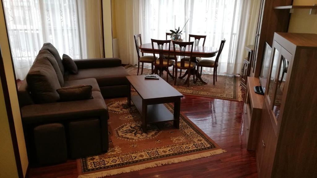 庞特维德拉PISO AS CAMELIAS的客厅配有沙发和桌子
