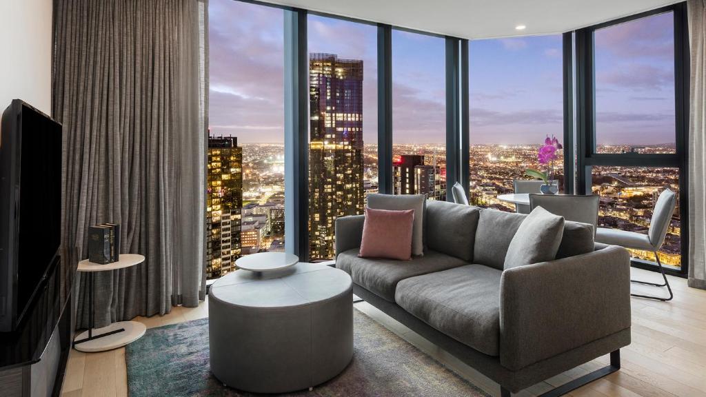 墨尔本Avani Melbourne Central Residences的带沙发和大窗户的客厅