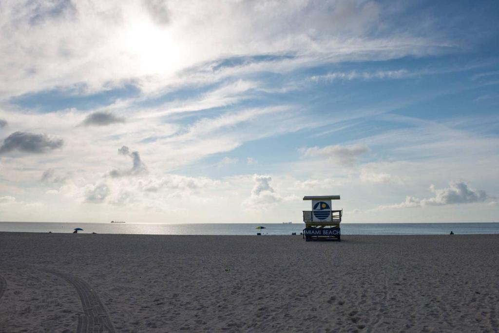 迈阿密海滩Ocean Beach Suites的海滩上的救生站