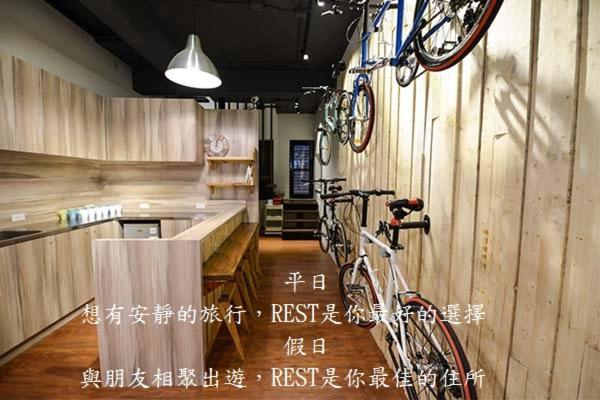 台南瑞斯特背包客栈 的挂在厨房墙上的自行车
