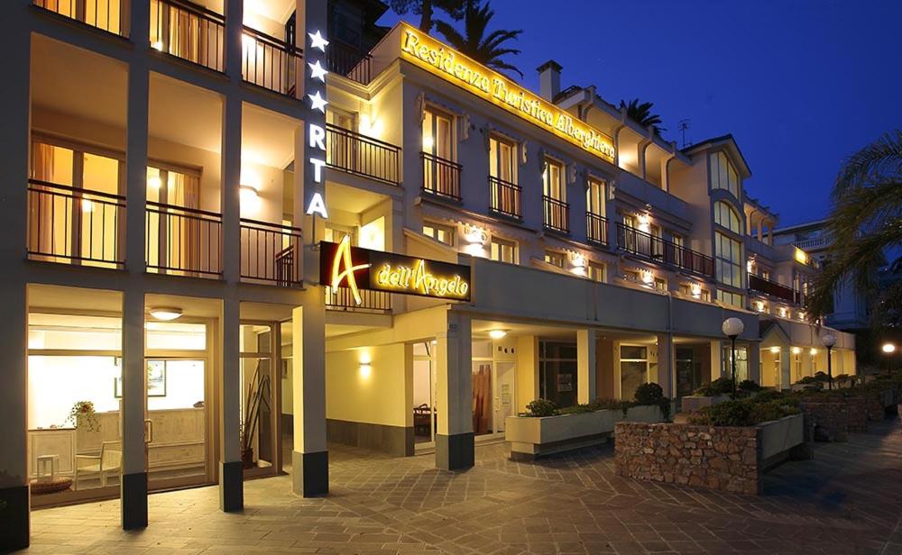 欧斯佩达蒂德尔安吉罗居所酒店的一座在晚上有灯的大建筑