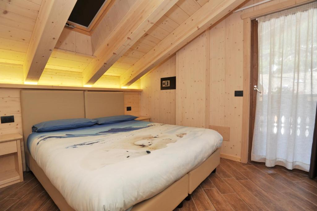瓦尔迪登特罗Casa Viola的一张位于带木制天花板的客房内的大床
