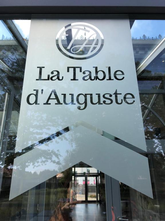 DourLa table d’Auguste的窗前汽车经销商的标志
