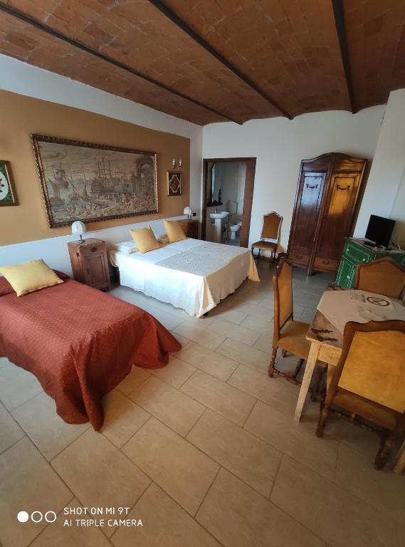 阿斯蒂La Crota的一间卧室配有两张床和一张桌子及椅子