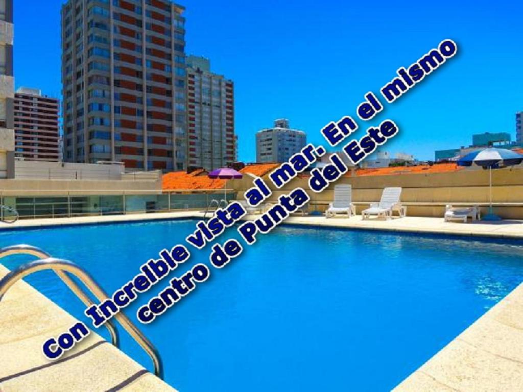 埃斯特角城Increible Vista al mar Centro de Punta del Este的城市游泳池的照片