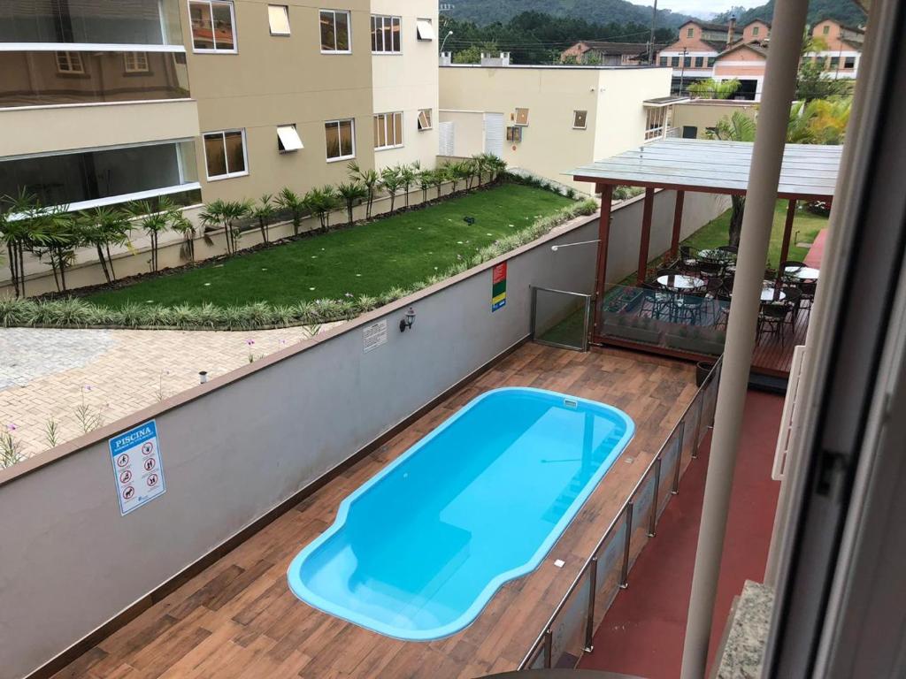 波梅罗迪Pousada Casarão Schmidt的一座空的游泳池,位于一座建筑的阳台上