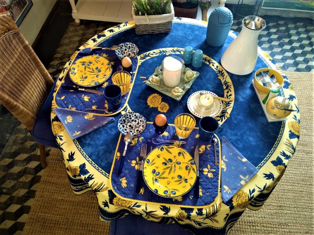 伦德'de Spiering' Leende的一张带盘子和盘子的蓝色桌子