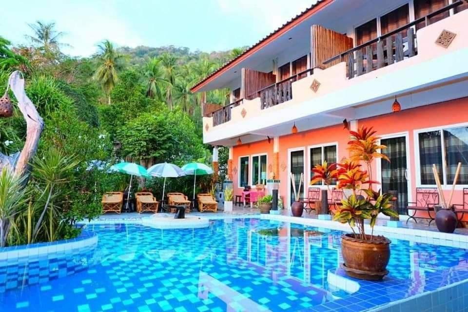 涛岛Sairee View Resort的一座带游泳池的度假村,位于一座建筑前