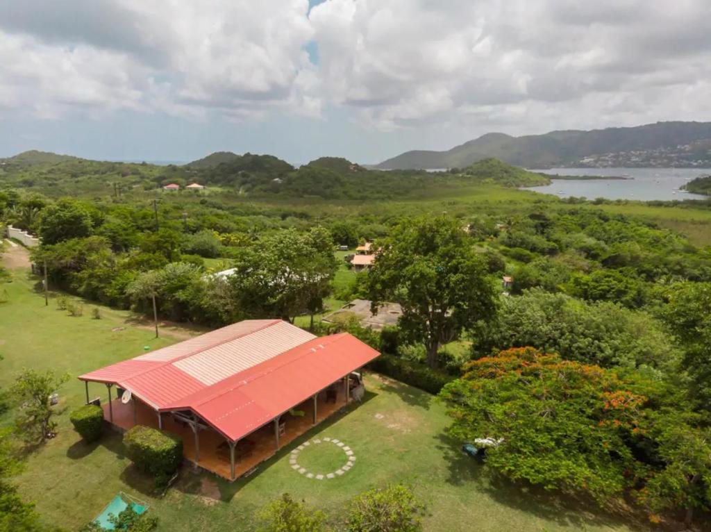 圣安娜Chalet mer et montagne的享有红色屋顶房屋的顶部景色